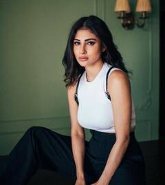 Actress Mouni Roy: மழை கொடுப்பாளோ இடி இடிப்பாளோ.. நடிகை மௌனி ராய் லேட்டஸ்ட் க்ளிக்ஸ் !