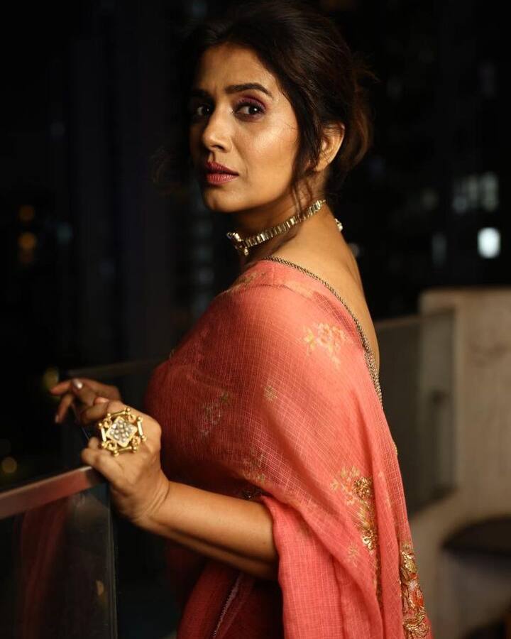 सोनाली हृषिकेश गुप्तेच्या आगामी मराठी चित्रपट 'दिल दिमाग और बत्ती' मध्ये दिसणार आहे.(sonali kulkarni/instagram)