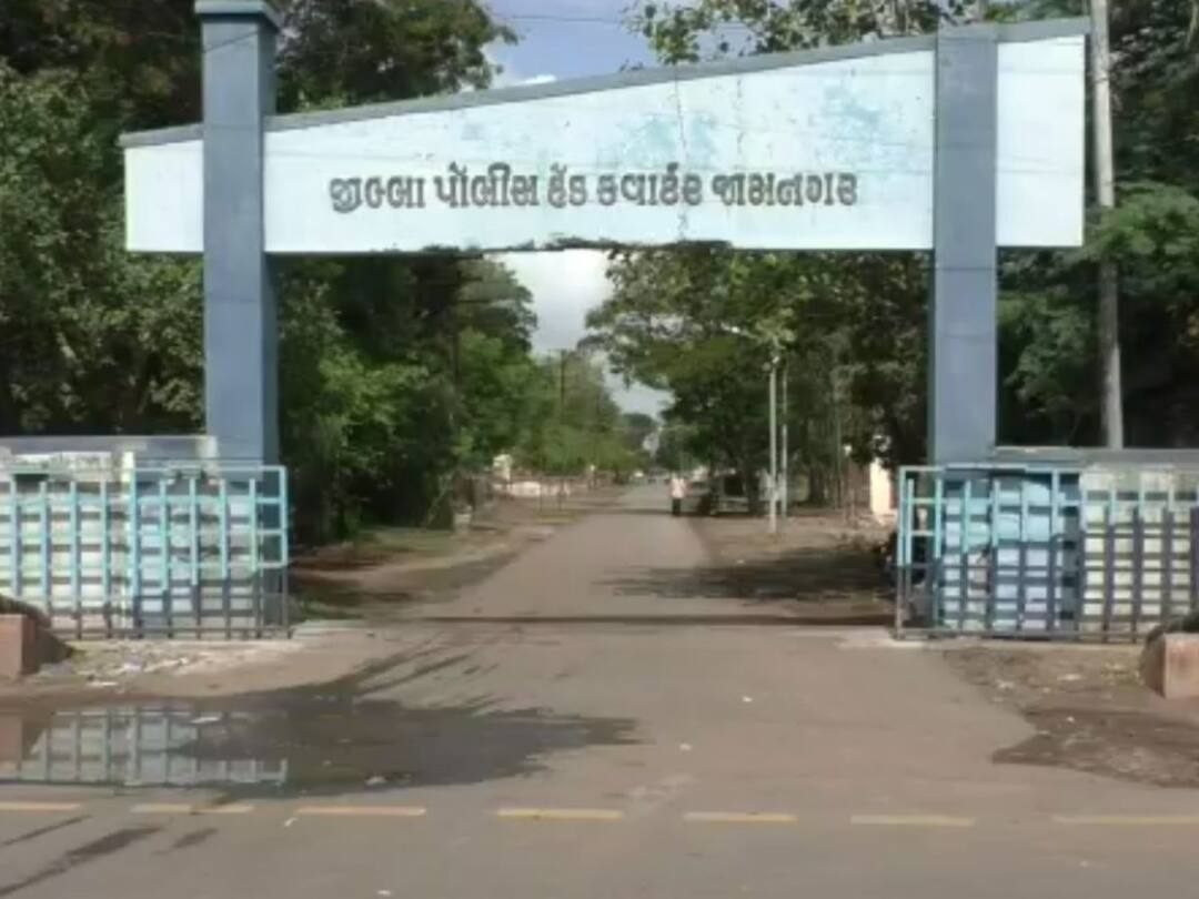 Jamnagar News a 13-year-old boy stole liquor from the police headquarters in  Jamnagar Crime News : 13 વર્ષના કિશોરે પોલીસ હેડક્વાર્ટરમાંથી દોઢ લાખના દારૂની કરી ચોરી, જાણો ક્યાંની છે આ ઘટના