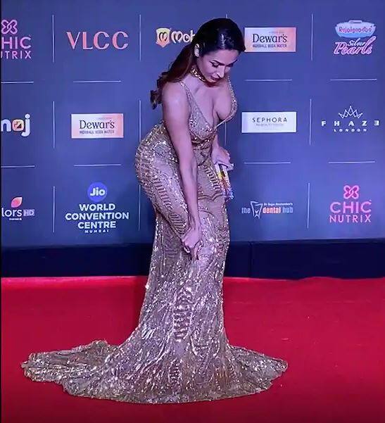 મલાઈકા મિસ ઈન્ડિયા ફિનાલેમાં સ્કિન કલરમાં ટ્રાન્સપરન્ટ ડીપ નેક ગાઉન પહેરીને પહોંચી હતી, જેમાં તે ખૂબ જ સેક્સી લાગી રહી હતી.