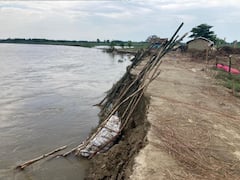 Sitamarhi Flood: खतरे के निशान से ऊपर बह रही बागमती नदी, कटाव के कारण अपना घर उजाड़कर पलायन कर रहे लोग