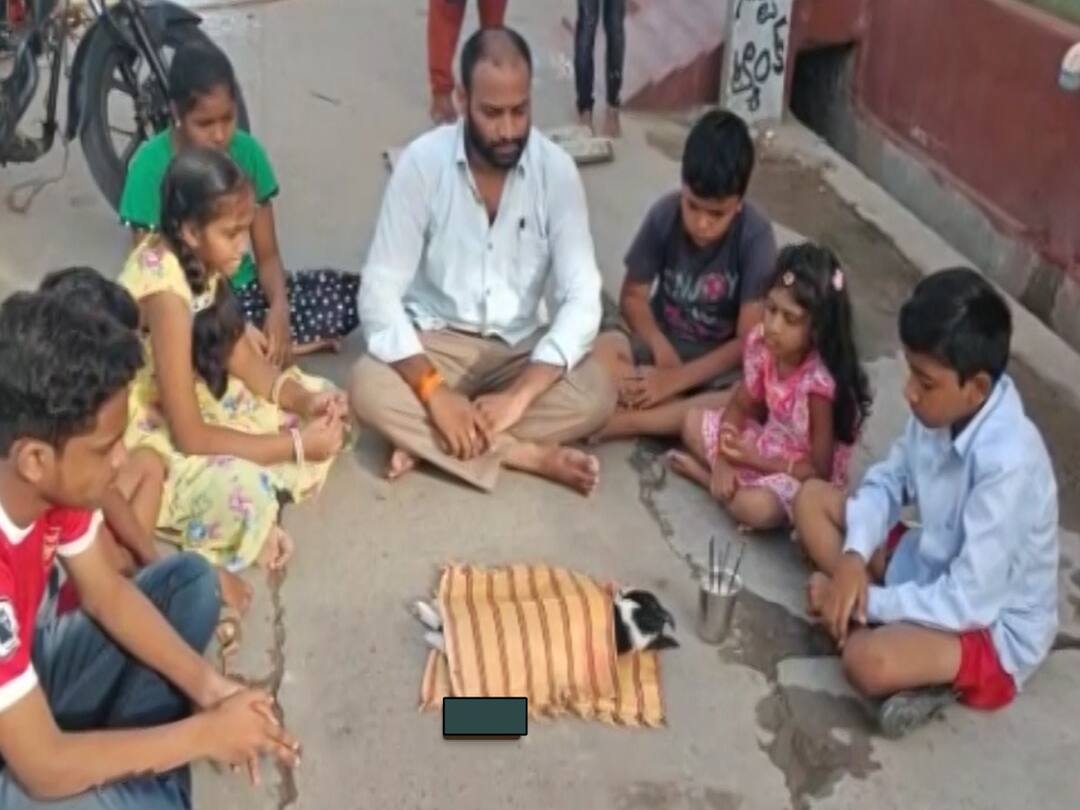 Guntur family protested puppy died in street dogs attack dnn Guntur News : వీధి కుక్కల దాడిలో పెంపుడు కుక్క పిల్ల మృతి, రోడ్డుపై బైఠాయించిన ఓ కుటుంబం