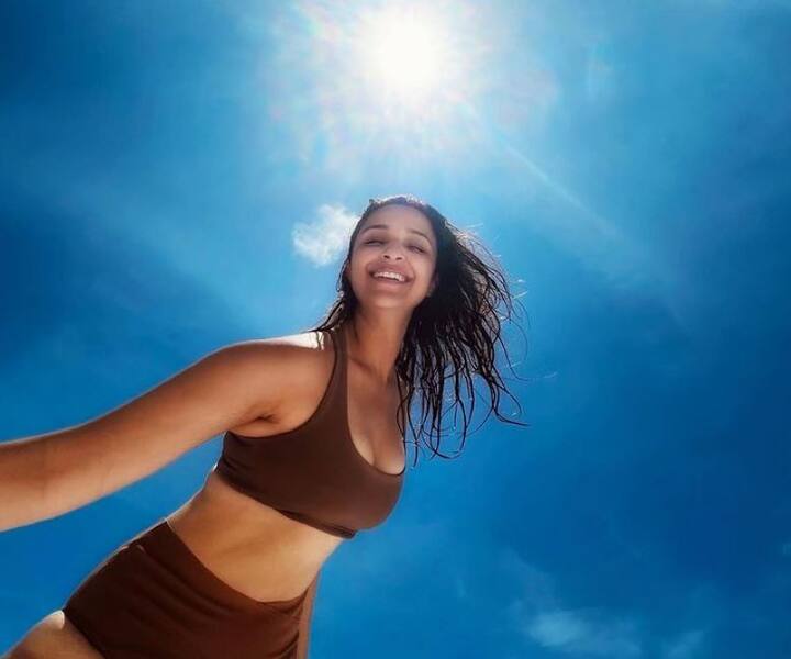 એક્ટ્રેસ પરિણીતી તેની બિકિની તસવીરોને લઈ ચર્ચામાં છે.  અલગ-અલગ અંદાજમાં પરિણીતીની બિકિની તસવીરો વાયરલ થઈ રહી છે. ચાહકો પણ પરિણીતીના આ હોટ અંદાજને પસંદ કરી રહ્યા છે.