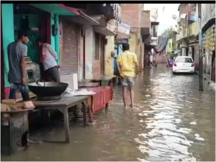 Pilibhit News: चंद मिनटों की बारिश ने खोली नगर पालिका की पोल, जलभराव से सड़क पर चलना मुश्किल pilibhit After a few minutes of rain the whole city was waterlogged ann Pilibhit News: चंद मिनटों की बारिश ने खोली नगर पालिका की पोल, जलभराव से सड़क पर चलना मुश्किल