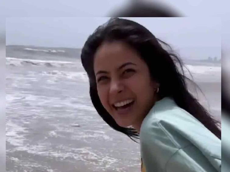 Shehnaaz Gill Video actress share cute video from the beach goes viral Shehnaaz Gill Video: समुद्र किनाऱ्यावर शहनाज गिलची धमाल, अभिनेत्रीचा क्युट व्हिडीओ पाहिलात?