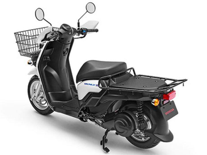 Honda ची Benly e स्कूटर जपानसह आशियातील अनेक दक्षिण-पूर्व देशांमध्ये आधीच विकली जात आहे. ही एक कार्गो ई-स्कूटर आहे. जी डिलिव्हरी आणि कुरिअरसाठी वापरली जाऊ शकते. समोर आलेल्या फोटोत दिसत असल्या प्रमाणे, ही स्कूटर पांढऱ्या रंगाची असून तिच्या समोर एक मोठा सामानवाहक बसवण्यात आला आहे.
