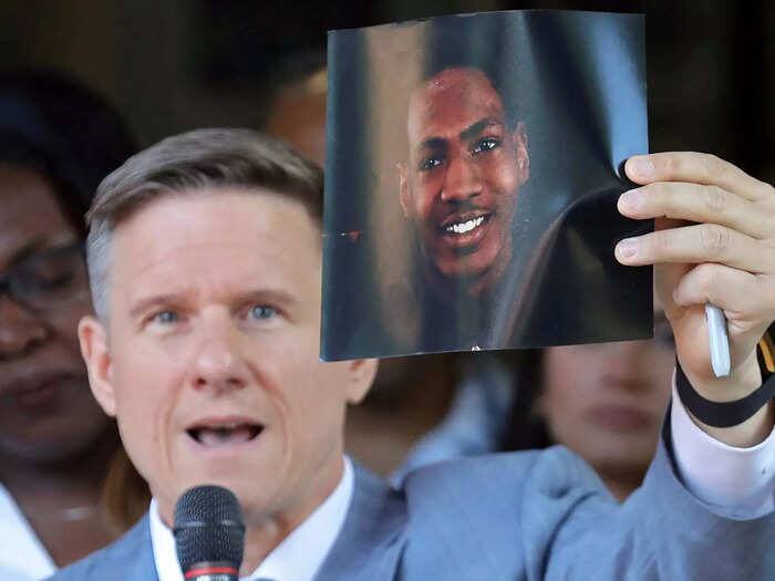 Black man killed by police in Ohio was shot at least 60 times மீண்டும் ஒரு ஜார்ஜ் பிளாய்ட்...இளைஞரை 60 தடவை சுட்ட போலீஸ்...கறுப்பினத்தவருக்கு எதிராக கட்டவிழ்க்கப்படும் வன்முறை 
