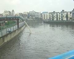 Surat: ભારે વરસાદથી ખાડી બે કાંઠે થઈ વહેતી, કિનારે રહેતા લોકોને કરાયા સાવચેત