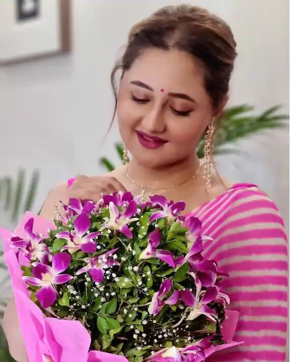 રશ્મિ દેસાઈએ હાલમાં જ તેના ઓફિશિયલ ઈન્સ્ટાગ્રામ હેન્ડલ પર તેના કેટલાક ફોટો શેર કર્યા છે. રશ્મિની આ તસવીરો સોશિયલ મીડિયા પર આવતાની સાથે જ ચર્ચાનો વિષય બની ગઈ છે.
