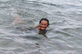73 years old dadi jumping into the Ganges river from the bridge of Har Ki Pauri, Haridwar and she swimming comfortably. 73 Years Old Women Jump :   సూపర్ బామ్మ - ఈ వయసులోనే ఇలా ఉంటే మరి అప్పట్లో