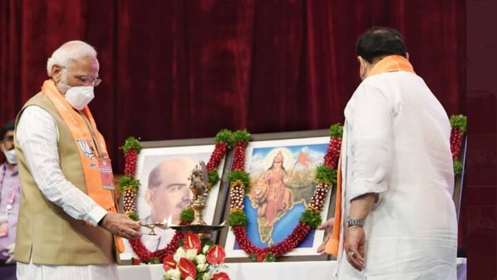 শেষ বিধানসভা ভোটের পর বাংলায় একের পর এক বিজেপি কর্মীর উপর হামলা হয় বলে অভিযোগ। দলীয় অফিস তো বটেই, বিজেপি কর্মীর পরিবারের উপরেও হামলা চলে বলে অভিযোগ উঠে আসে।