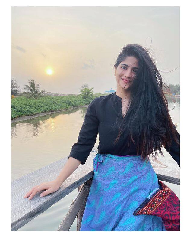 தொடாமல் போகிறேன் யார்யாரோ கனாக்களில் நாளும் நீ சென்று உலாவுகின்றவள்