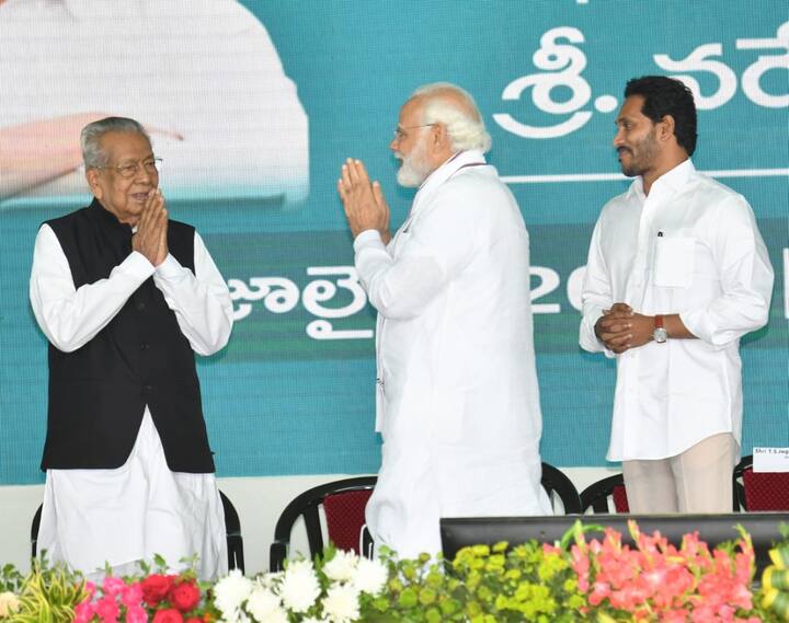 ఏపీ గవర్నర్ బిశ్వభూషణ్ కు నమస్కరిస్తున్న ప్రధాని మోదీ