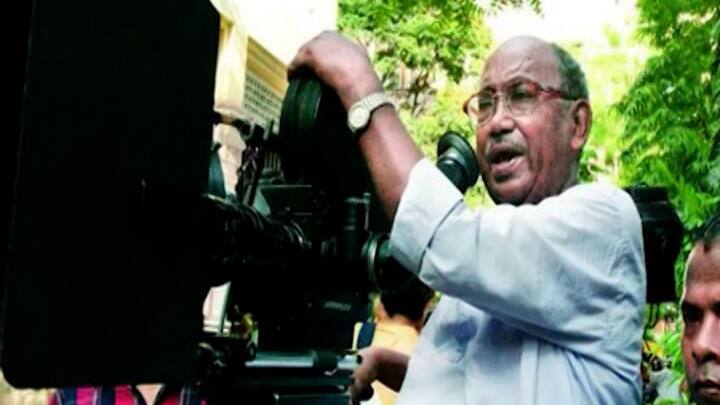 সোমবার সকাল ১১টা ১৭ মিনিটে জীবনাবসান হয় বর্ষীয়ান পরিচালকের। তাঁর মৃত্যুর খবরে শোকের ছায়া চলচ্চিত্র জগতে। গভীর শোকপ্রকাশ মুখ্যমন্ত্রী মমতা বন্দ্য়োপাধ্যায়, বিরোধী দলনেতা শুভেন্দু অধিকারীর।