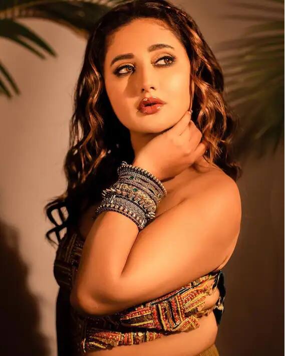 રશ્મિ દેસાઈની આ લેટેસ્ટ તસવીરો સોશિયલ મીડિયા પર ઘણી પસંદ કરવામાં આવી રહી છે. ચાહકો પણ રશ્મિના આ ફોટાને જોરદાર લાઈક અને કોમેન્ટ કરી રહ્યા છે.