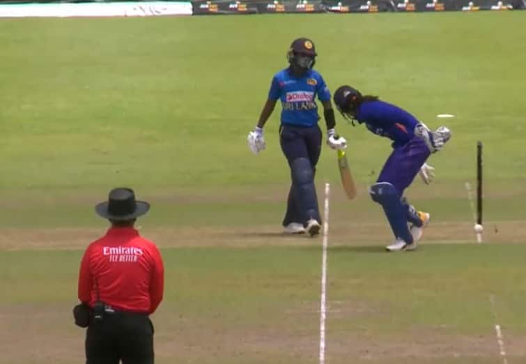 Wicketkeeper Yastika Bhatia runs out Sri Lankan batsman Anushka Sanjeevani Yashtika Bhatia: આ ભારતીય મહિલા ક્રિકેટરે ધોની સ્ટાઈલમાં શ્રીલંકાની ખેલાડીને કરી રન આઉટ, વીડિયો જોઈને બધા ચોંકી ગયા