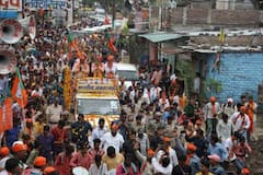 In Pics: प्रचार के अंतिम दिन सीएम शिवराज सिंह चौहान ने इंदौर में संभाला मोर्चा, सड़क पर उतर बीजेपी के लिए मांगा वोट, देखें तस्वीरें