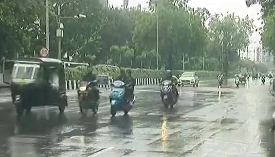 સુરત શહેરમાં વહેલી સવારથી વરસાદી માહોલ, અલગ અલગ વિસ્તારમાં ઝરમર વરસાદ