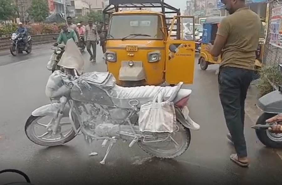 Khammam Bike Fire Accident: పెట్రోల్ కొట్టించగానే బైక్ నుంచి మంటలు - అలర్ట్ అయిన యువకులు ఏం చేశారంటే !