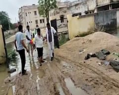 બનાસકાંઠાઃ ભીલડીમાં વરસાદી પાણી ભરાતાં દર્દીને દવાખાનામાંથી સ્ટ્રેચર પર લાવવા પડ્યા બહાર, જુઓ તસવીરો