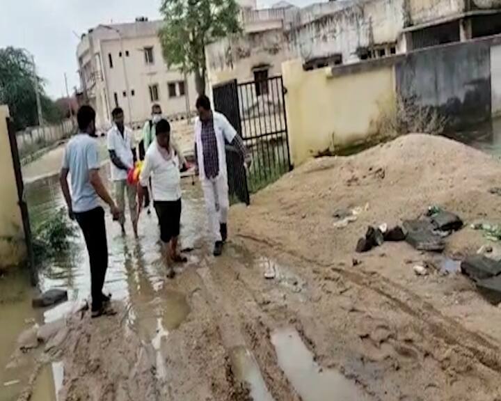 ડીસાના ભીલડી સી.એચ.સી આગળ વરસાદી પાણી ભરાતા હાલાકીનો સામનો કરવો પડી રહ્યો છે.