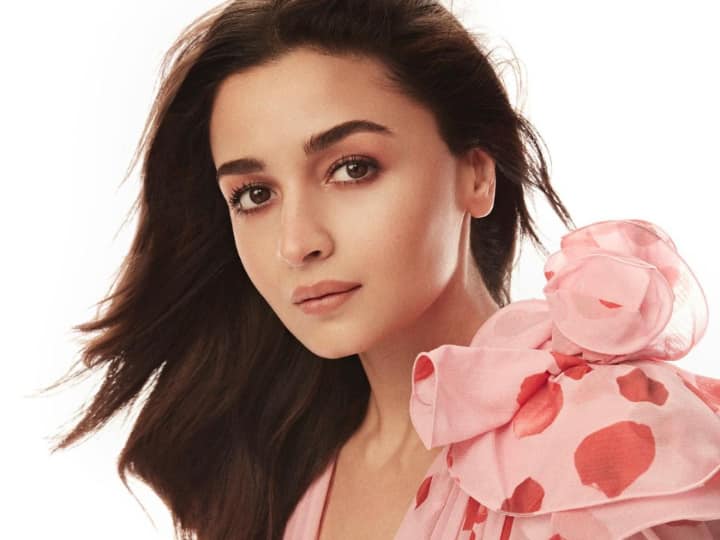 Mom-To-Be Alia Bhatt Knows How To Create A Perfect 'Gram Scene' With A Book And Dessert Mom-To-Be Alia Bhatt Knows How To Create A Perfect 'Gram Scene' With A Book And Dessert