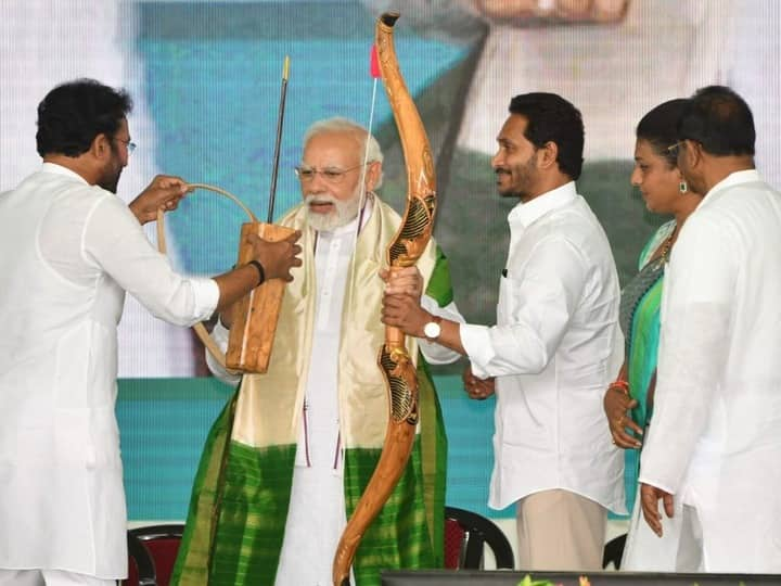 Andhra Pradesh CM Jagan Mohan Reddy Presents Bow, Quiver To PM Modi Andhra Pradesh CM Jagan Mohan Reddy Presents Bow, Quiver To PM Modi