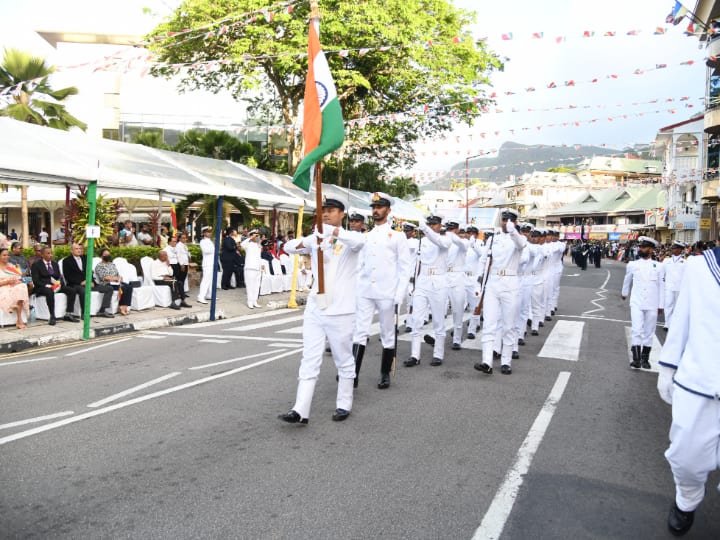 Seychelles National Day: सेशेल्स के स्वतंत्रता दिवस समारोह की मिलिट्री परेड में नौसेना ने लिया हिस्सा, 1976 से ये दस्तूर जारी