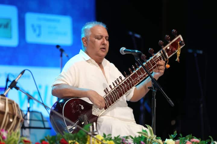 तेजस आणि राजस उपाध्ये, पंडिता एन राजम यांच्या कन्या संगीता शंकर, प्रसिद्ध सितारवादक उस्ताद शुजात हुसैन, पंडित मुकेश जाधव, व्हायोलिन वादक दीपक पंडित, गायक राहुल देशपांडे, बासरीवादक अमर ओक या कलाकारांनी उत्तम सादरीकरण केले.