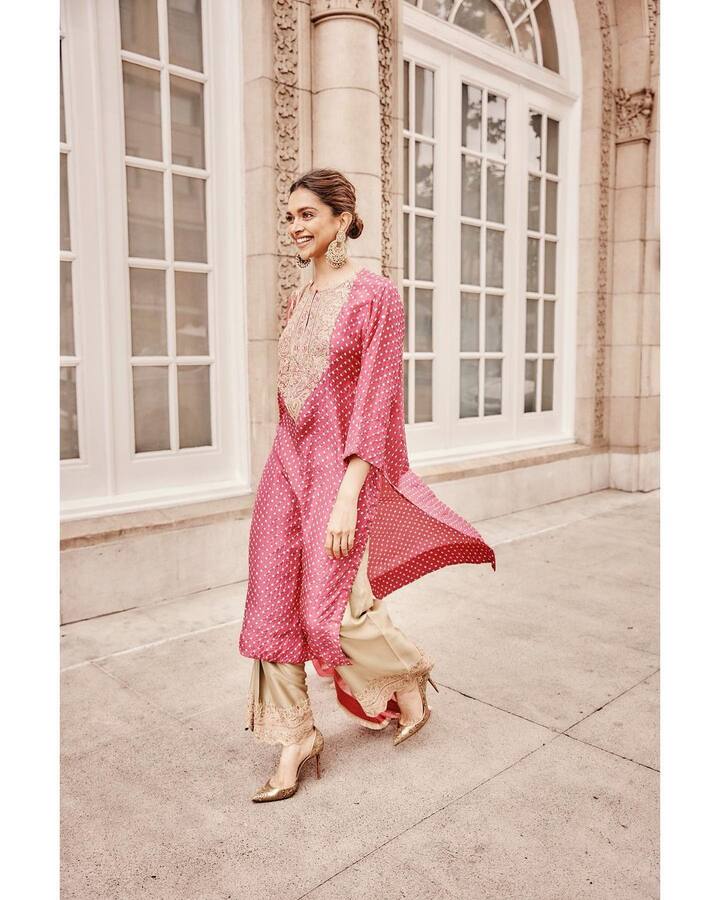 फिलहाल दीपिका की ट्रेडिशनल लुक फोटो सोशल मीडिया पर चर्चा में बनी हुई है. लेटेस्ट फोटोज में दीपिका पिंक सलवार सूट में नजर आ रही हैं. इस फोटो के साथ दीपिका की किलर स्माइल भी फैंस को दीवाना बना रही है.