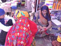 Bharatpur News: ऐसी महिला जो महिलाओं को चूड़ी पहनाते हुए पहले बनी सरपंच अब चेयरमैन की सभांल रही कुर्सी