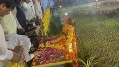 Eknath Shinde : मुख्यमंत्री  एकनाथ शिंदेंचे  भर पावसात बाळासाहेबांना अभिवादन, पाहा फोटो