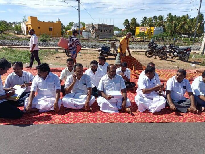 Charges for local vehicles? former minister R. B. Udayakumara protest against toll plaza மதுரை : உள்ளூர் வாகனங்களுக்கு கட்டணமா?  சுங்கச்சாவடியை அகற்ற ஆர். பி.உதயகுமார் போராட்டம்..