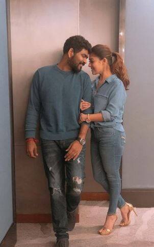 एक्ट्रेस नयनतारा और विग्नेश शिवन हाल की तस्वीरों में एक-दूसरे के प्यार में खोए नजर आ रहे हैं हैं.   शिवन ने अपनी पत्नी नयनतारा के साथ प्यार भरी तस्वीरें इंस्टाग्राम पर शेयर कीं.