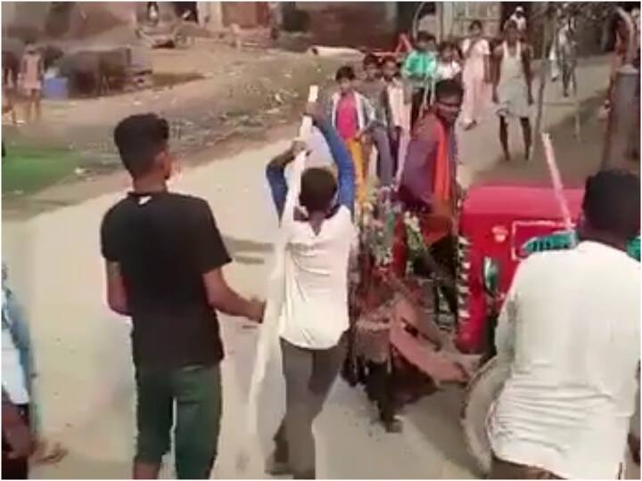 Etawah News: बाइक से बकरी टकराने के बाद दबंगों ने की युवक की पिटाई, वीडियो वायरल होने के बाद चार गिरफ्तार etawah a man thrashed by village men video gone viral ann Etawah News: बाइक से बकरी टकराने के बाद दबंगों ने की युवक की पिटाई, वीडियो वायरल होने के बाद चार गिरफ्तार