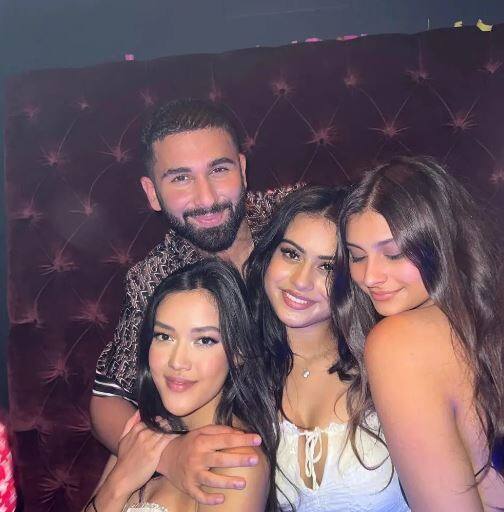 सोशल मीडिया पर अक्सर उनकी तस्वीरें वायरल होती रहती हैं. माता-पिता के साथ चिल करने से लेकर दोस्तों के साथ मस्ती करने तक - न्यासा देवगन अक्सर फैंस का ध्यान अपनी ओर खींचती हैं.