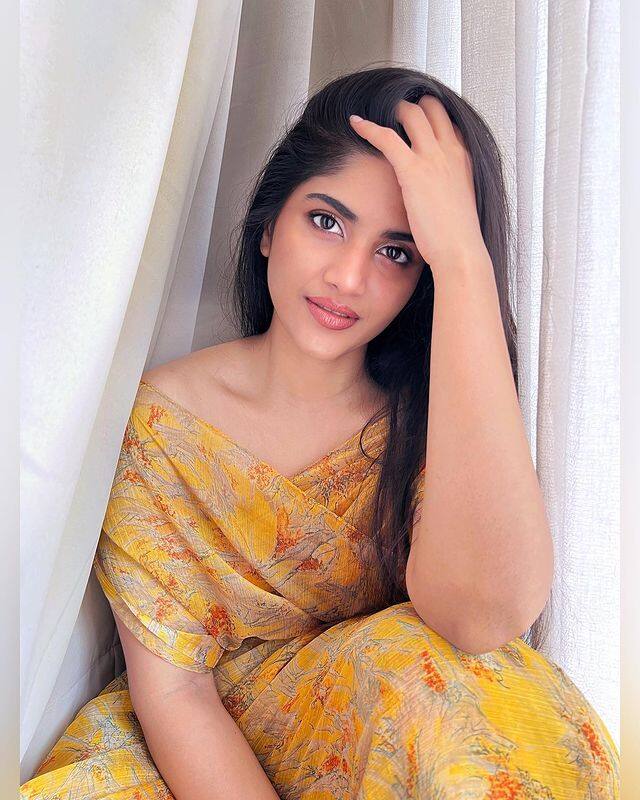 தொடாமல் போகிறேன் உன் போன்ற இளைஞனை மனம் ஏற்காமல் மறுப்பதே பிழை கண்டேன் உன் அலாதித் தூய்மையை