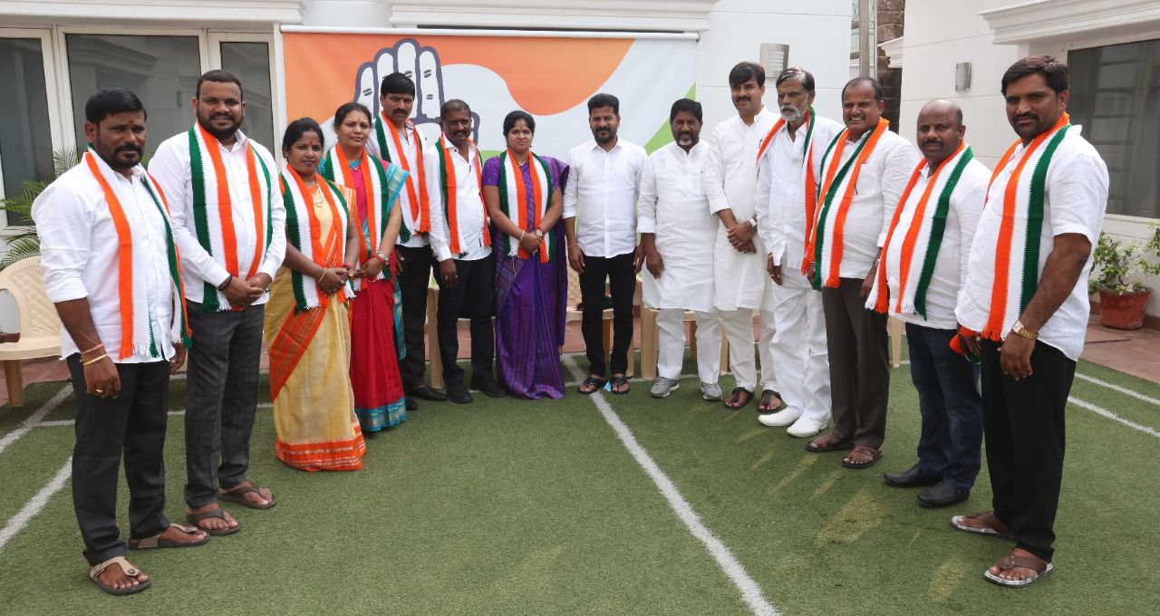 Congress : టీఆర్ఎస్ కు మరో షాకిచ్చిన కాంగ్రెస్, మేయర్ సహా ఇద్దరు కార్పొరేట్లు కాంగ్రెస్ లో జాయిన్