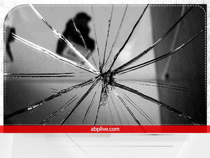 Vastu Tips Broken Glass Do not keep broken mirror in house sign of trouble Vastu Tips For Mirror: घर में भूलकर भी न रखें टूट हुआ कांच, है मुसीबत आने का संकेत