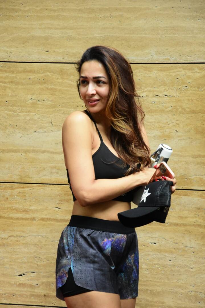 मलाइका अरोड़ा अर्जुन कपूर के साथ अपने रिलेशनशिप की खबरों को लेकर भी चर्चा में बनी रहती हैं. दोनों एक साथ कई जगह स्पाट भी किए जाते हैं और मीडिया के कैमरे तो उस पल को कैद करने का बेसब्री से इंतजार करते ही हैं.