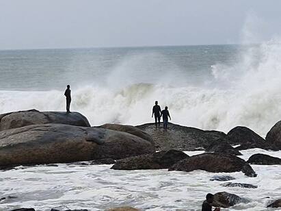 Request to put warning sign on Kanyakumari beach ஆபத்தான பாறையில் ஏறி செல்ஃபி கன்னியாகுமரி பீச்சில் எச்சரிக்கை பலகை வைக்க கோரிக்கை..!