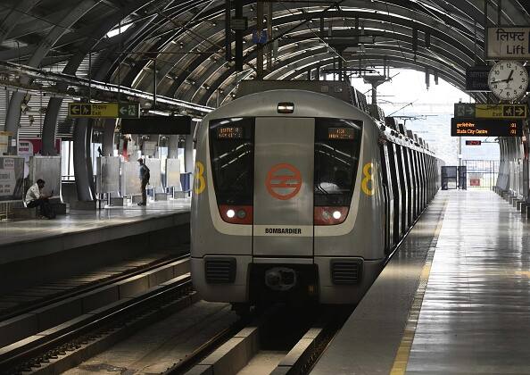 Delhi: Woman Ends Life By Jumping In Front Of Moving Metro At Jor Bagh Station Of Yellow Line Delhi: Woman Ends Life By Jumping In Front Of Moving Metro At Jor Bagh Station Of Yellow Line