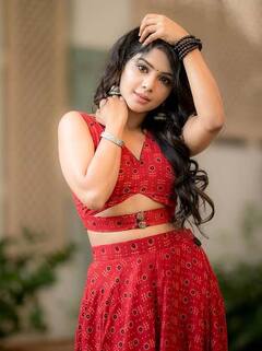 Pavitra Lakshmi : வெண்ணிலவே...! வெள்ளி வெள்ளி நிலவே...! பவித்ரலட்சுமியின் கலக்கல் கலெக்‌ஷன்ஸ்..!