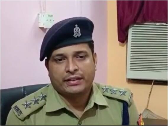 Kanpur Crime News: कानपुर में बदमाशों ने छात्र का अपहरण कर ATM से निकलवाए पैसे, लूट के बाद हत्या कर फेंकी लाश Kanpur Crime News: कानपुर में बदमाशों ने छात्र का अपहरण कर ATM से निकलवाए पैसे, लूट के बाद हत्या कर फेंकी लाश