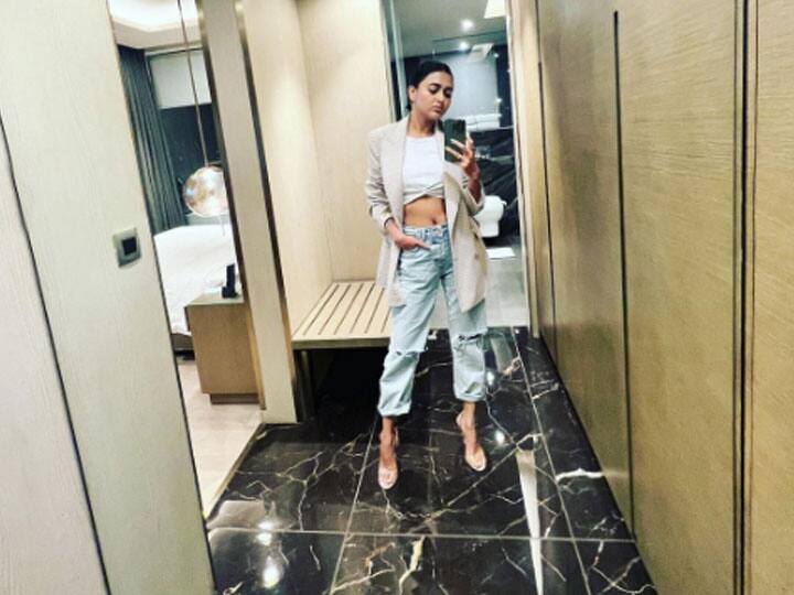 जी हां, दरअसल तेजस्वी ने बाथरूम से कुछ मिरर सेल्फी शेयर की क्लिक की है जिसे उन्होंने अपने सोशल मीडिया अकाउंट इंस्टाग्राम पर शेयर किया है. इसके बाद से ही ये तस्वीरें इंटरनेट पर जमकर वायरल हो रही हैं.