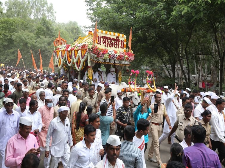 Ashadhi wari solpaur news sant dyaneshwar huge palkhi celebration by solapur government marathi news Ashadhi Wari 2022 : संत ज्ञानेश्वरांच्या पालखीचे सोलापूर जिल्ह्यात आगमन; जिल्हा प्रशासनाच्या वतीने पालखीचे भव्य स्वागत