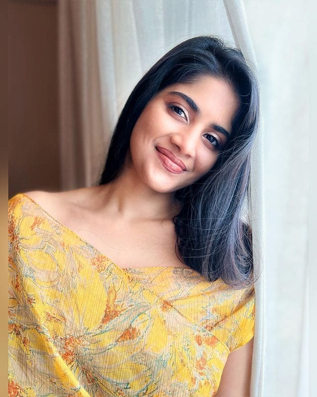 அதை நம்பாமல் என்னைக் கிள்ளிக் கொண்டேன் தோட்டத்தில் நீ நிற்கின்றாய் உன்னை பூவென்று எண்ணி கொய்யச் சென்றேன் புகழ் பூமாலைகள், தேன் சோலைகள் நான் கண்டேன் ஏன் உன் பின் வந்தேன் பெரும் காசோலைகள், பொன் ஆலைகள் வேண்டாமே நீ வேண்டும் என்றேன் உயிரே நேற்றோடு என் வேகங்கள் சிறு தீயாக மாறி தூங்கக் கண்டேன் காற்றோடு என் கோபங்கள் ஒரு தூசாக மாறி போகக் கண்டேன்