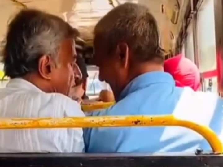 two person fighting for seat in bus video viral on social media Watch: सीट के लिए बस में शुरू हुई जंग! एक ने कहा- बहुत जगह है, दूसरा बोला- नहीं है
