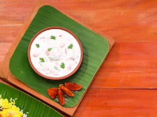 Banana Raita Recipe: खाने का स्वाद बढ़ाना है तो घर पर बनाएं केले का रायता, Recipe