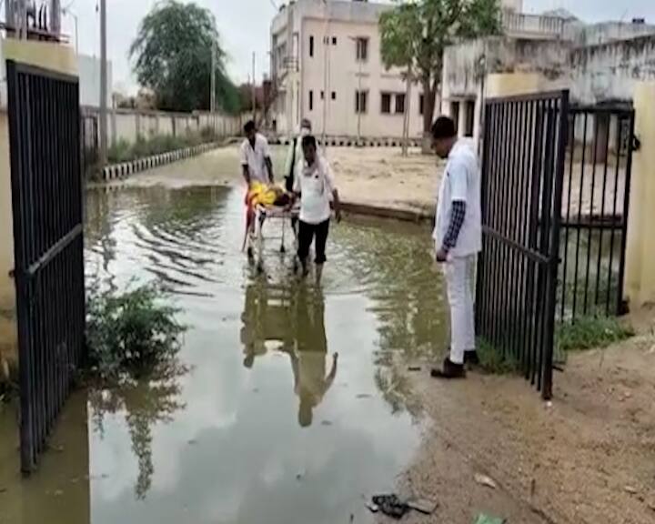 વરસાદના કારણે દર્દીઓને હાલાકી ભોગવવી પડી હતી.